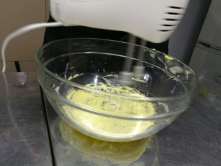 1、宝宝日常小饼干——开心果薄脆饼,黄油室温软化,稍打发一下。