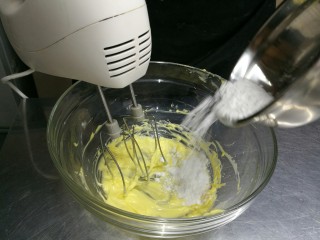 2、宝宝日常小饼干——开心果薄脆饼,加入糖粉,继续打发