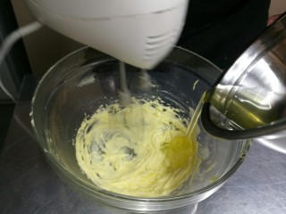 3、宝宝日常小饼干——开心果薄脆饼,加入蛋白,接着打发,打到乳脂状即可