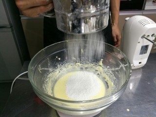 4、宝宝日常小饼干——开心果薄脆饼,筛入低粉,拌匀