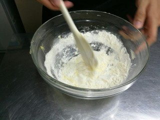 5、宝宝日常小饼干——开心果薄脆饼,拌到看不到面粉即可