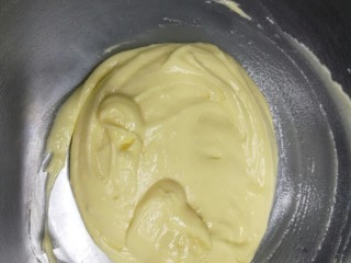 6、宝宝日常小饼干——开心果薄脆饼,拌好的面糊,装入裱花袋