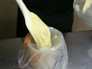 7、宝宝日常小饼干——开心果薄脆饼,裱花头用的是直径10mm的,也是挤马卡龙的裱花头