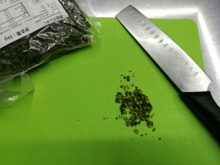 8、宝宝日常小饼干——开心果薄脆饼,我用的是翠绿开心果,这个成本比较高,但颜色好看。可以用普通开心果代替。切碎,切成小颗粒