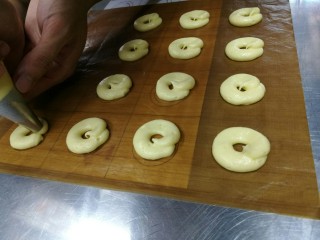 9、宝宝日常小饼干——开心果薄脆饼,挤在油布上,画圈挤个环形。