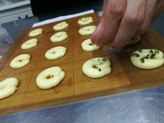 10、宝宝日常小饼干——开心果薄脆饼,撒上开心果碎,烤箱预热