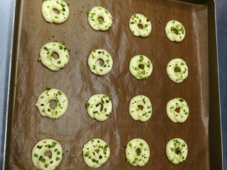 11、宝宝日常小饼干——开心果薄脆饼,烤箱180度8分钟后取出