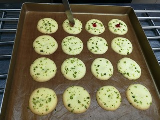 12、宝宝日常小饼干——开心果薄脆饼,在饼干中央凹的部分填上越桔果酱,果酱可以用其他果酱代替