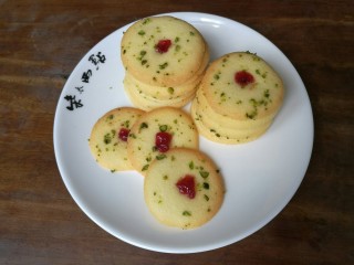 14、宝宝日常小饼干——开心果薄脆饼,装盘就可以品尝啦!