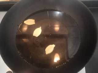 2、凉拌糖醋鸡爪,锅中加入清水1000克，生姜，料酒