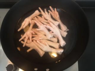 3、凉拌糖醋鸡爪,把鸡爪倒入，开大火烧煮