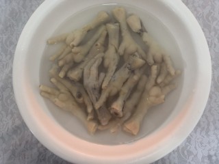 5、凉拌糖醋鸡爪,时间到，捞出，放入凉白开中，凉凉后，放冰箱冷藏1小时