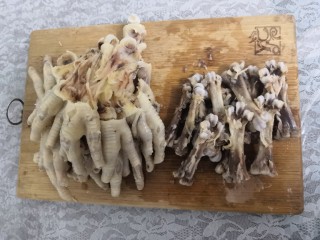 6、凉拌糖醋鸡爪,冷藏好的鸡爪取出，去掉硬骨