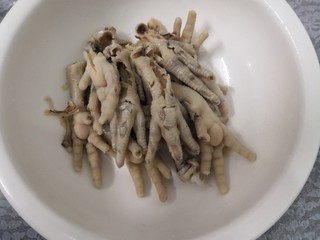 7、凉拌糖醋鸡爪,把去骨的鸡爪，放入盆中