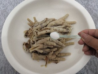 8、凉拌糖醋鸡爪,放入盐，糖，生抽，醋