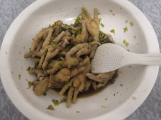 12、凉拌糖醋鸡爪,再次搅拌均匀，腌制30分钟