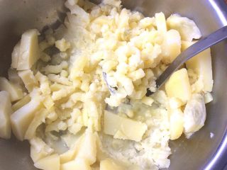 5、小零食+土豆泥曲奇,压成泥