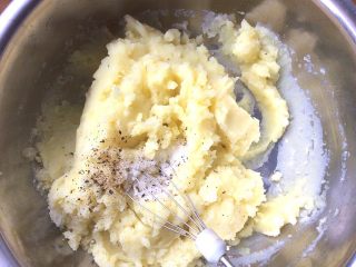 6、小零食+土豆泥曲奇,压好后，放入少许盐，黑胡椒，搅拌均匀