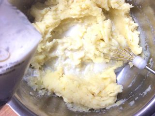 7、小零食+土豆泥曲奇,在加入适量的奶，要分次加入，边加边搅拌