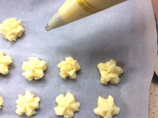 12、小零食+土豆泥曲奇,烤盘中放上油纸，挤上土豆泥