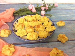 14、小零食+土豆泥曲奇,装盘，咬一口外皮焦酥，里面软糯，淡淡的咸香味，很好吃哦????