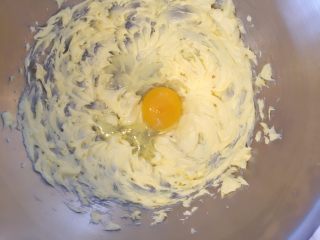 2、“小芽”月饼-适合三岁以上宝宝哦,用电动打蛋器打至稍稍泛白，加入鸡蛋，继续打发