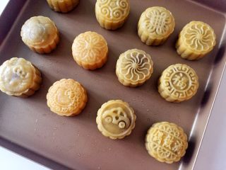 10、“小芽”月饼-适合三岁以上宝宝哦,将做好的月饼放入烤盘，可以喷上少量雾水，可防开裂，但不要喷太多，不然会粘手。放入190度预热好的烤箱，烤大概7-8分钟定型