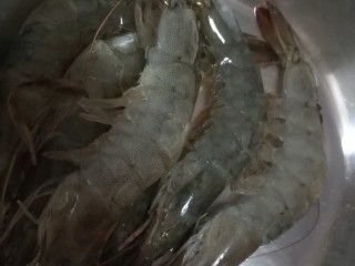 1、烤虾,虾剪掉眼睛和虾须