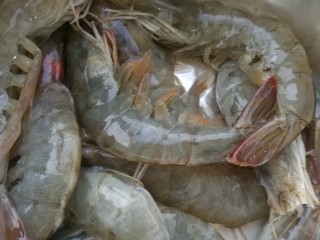 3、烤虾,处理好的虾用清水洗净