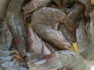 4、烤虾,放盐，料酒和生姜腌30分钟