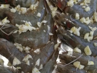 6、烤虾,蒜切成末撒到虾上面，再撒少许椒盐