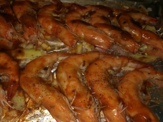 8、烤虾,烤然放下层200度烤8分钟，这是烤了后拍的照