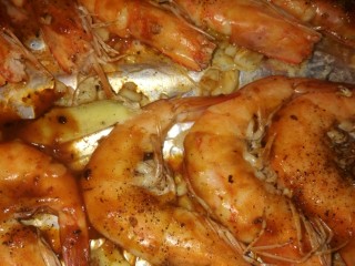 9、烤虾,虾翻面再撒点椒盐摸披萨酱继续烤6分钟