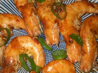 10、烤虾,烤好后装盘