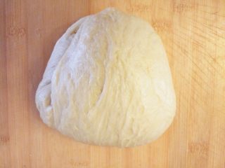 3、维尼熊跳跳虎挤挤小面包,取出排气，揉去气泡，静置饧面20分钟