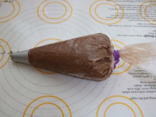 7、好吃到停不下来的珍妮曲奇小花（巧克力篇）,7、8齿裱花嘴放入裱花袋中，将混合好的材料装入裱花袋。