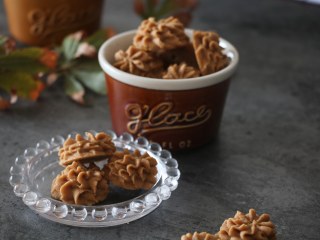 10、好吃到停不下来的珍妮曲奇小花（巧克力篇）,10、取出晾凉后装盒保存，尽快食用，冷藏后口感更好哦！