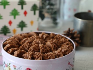 12、好吃到停不下来的珍妮曲奇小花（巧克力篇）,12、黄油选择不发酵的，不要打发过度，以免你的小花在烘烤过程中塌掉。低温烘烤可以让小花上色均匀，不会有边缘上色过度的麻烦。如果你赶时间也可以175℃烤18-20分钟。视各家烤箱情况而定。