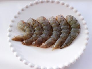 6、海虾杂蔬披萨,依次把其它的海虾都处理干净后，用胡椒粉和料酒腌制一会。