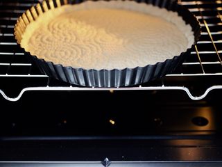 10、海虾杂蔬披萨,烤箱190度提前预热5分钟后，把做好的披萨面皮放入烤箱，175度烤制5分钟。