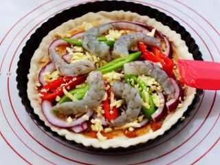 14、海虾杂蔬披萨,再把腌制好的海虾铺到上面。