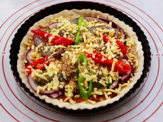 15、海虾杂蔬披萨,最后再撒上一层马苏里拉芝士和白芝麻。