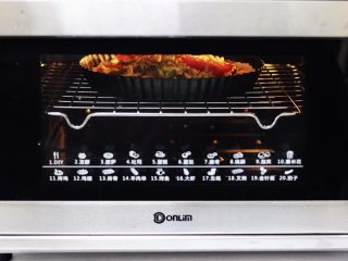 17、海虾杂蔬披萨,烤箱启动披萨功能，上管190度，下管175度烤制20分钟。（烤箱时间及温度仅供参考）