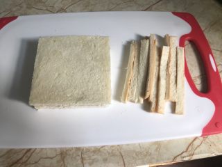 2、黄金三明治,吐司片切掉边