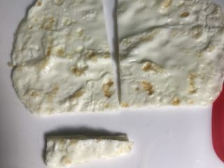 9、黄金三明治,切成比吐司片稍小的块 边角料直接吃掉就好了 我就是这么干滴????