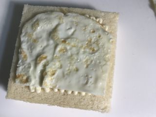 13、黄金三明治,再挤一层沙拉酱后放上蛋白饼