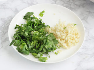 4、紫甘蓝拌木耳,大蒜去皮洗净，切成蒜末，香菜洗净，切细碎。