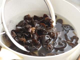 5、紫甘蓝拌木耳,锅中加入适量水烧开，放入木耳汆烫二三分钟，然后捞出木耳放入冷水中浸凉，可以用水多冲几遍，使木耳完全冷却。