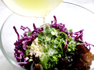 8、紫甘蓝拌木耳,锅中加入油，烧至八九成热，将热油淋在蒜末和香菜上。