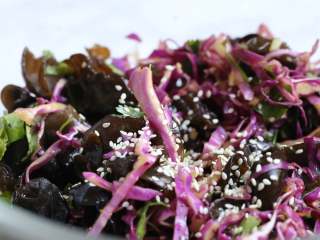 9、紫甘蓝拌木耳,最后撒上熟芝麻上即可。